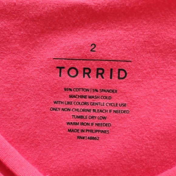 Torrid Women's Size  2 Teaberry Red Pink V-Neck T-Shirt Tee Crisscross Women’s - Picture 5 of 9